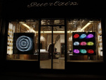 Emmanuelle Rybojad habille de lumière la vitrine Guerlain 