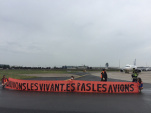 Aéroport d'Orly : des manifestants d'Extinction Rebellion perturbent la reprise