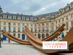 Les imposantes installations en acier de l'artiste Bernar Venet sur la Place Vendôme