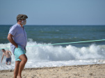 Covid : « Porter un masque sur les plages n’a aucun sens », assure le médecin Guillaume Barucq