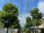 Bercy Village fête l'été et la liberté chérie avec une installation d'Anne-Flore Cabanis