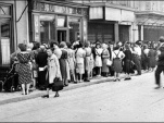 Queue devant une boulangerie.
Paris, août 1944.
© Roger-Viollet