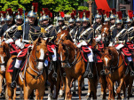 Garde républicaine : pourquoi la gendarmerie a-t-elle des chevaux à Paris ?