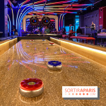 Shuffled, l'enseigne de shuffleboard à Boom Boom Villette