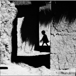 À Paris, Yoyo Maeght dévoile son nouveau coup de cœur artistique : le peintre Sergiu Ciochina. 