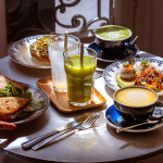 Le Pont Traversé, le coffee shop L'exposition en plein air de Yann Arthus Bertrand a été saccagée par les supporters ce mercredi soir, l'artiste a lancé un appel à l'aide 👉https://sortiraparis.com/r/ajypUfeN gluten se réinvente - table