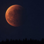 Pleine Lune de l'Esturgeon 2026 : éclipse lunaire partielle et lune qui vire au rouge