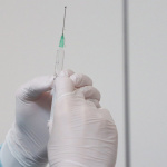 Covid : faut-il aussi vacciner les enfants ? Alain Fischer envisage cette possibilité 