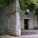   Les ruines du “Pâté-Pâris” (ou Petit Château de Bercy)