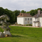 Cet ancien pavillon de chasse en région parisienne cache un jardin de sculptures monumentales 