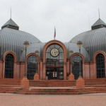 Située dans le Val-de-Marne, cette mairie faite de dômes surprend par son architecture insolite