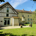 Caché dans un village d'artiste, cet ancien moulin à eau abrite un musée