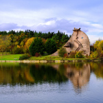 Connaissez-vous la Dame du Lac, cette étonnante sculpture d'escalade en région parisienne ?
