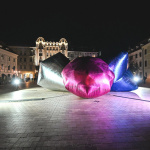 Nuit Blanche 2026 : Des diamants géants s'installent dans la cour de la mairie du 9e à Paris