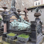 Cette tombe insolite du Père Lachaise représente un couple sur son lit conjugal