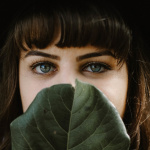 Confinement : des conseils en live pour entretenir ses sourcils