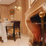 Insolite : un hôtel parisien nous propose de revivre une soirée comme dans "le monde d'avant"