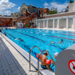 La piscine de la Butte-aux-Cailles, un lieu historique avec bassin extérieur chauffé toute l'année