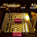 ce speakeasy dans un restaurant vous propose de jouer aux échecs