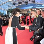 Rachida Dati, Ministre de la Culture, salue un photographe en pleine montée des marches à Cannes