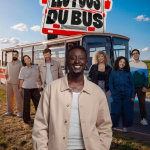 Les Fous du Bus sur Prime Video : Ahmed Sylla entraîne six humoristes sur les routes de France