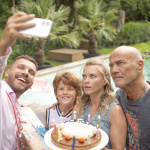 Le Cadeau d’anniversaire sur Netflix : une fête familiale tourne au chaos