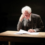 Satie en liberté : François Marthouret lit le compositeur au Poche-Montparnasse