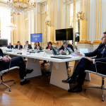 Coronavirus : la France n'a "jamais été en rupture de masques" affirme Macron