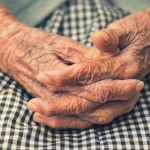 Covid : le protocole dans les Ehpad assoupli pour les fêtes de fin d'année