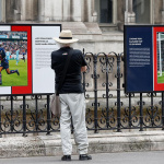 Le PSG célèbre ses 50 ans avec une exposition photo sur les grilles de l'Hôtel de Ville à Paris
