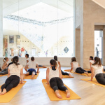 Des cours de yoga au Carrousel du Louvre à Paris 