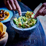 La recette du guacamole minute de Sanjay Dwivedi, chef du restaurant Coya