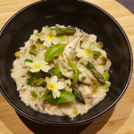 La recette du risotto aux asperges vertes et pesto à l’ail des ours du chef Julien Budin