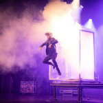 Donovan le magicien joue son spectacle au th&eacute;&acirc;tre le M&eacute;tropole &agrave; Paris 