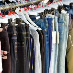 Bon plan shopping : une braderie vintage où les vêtements et accessoires sont à 5 € à Paris !