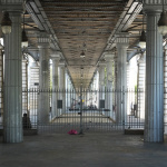 L'Heure Bleue : immersion lumineuse et sonore sous le viaduc du métro aérien de la ligne 6 (Paris 13)