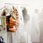 Paris Fashion Week : revisionnez le défilé détonnant de Viktor & Rolf Haute Couture 2023-2024