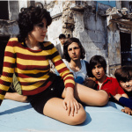 Enfants dans un terrain vague pr&egrave;s de la rue Rampal. L&rsquo;&icirc;lot R&eacute;beval. Quartier de Belleville. Paris