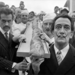 Le peintre Georges Mathieu et Salvador Dalí avec le pain géant de 12m à la Foire de Paris le 12 mai 1958