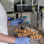 Coronavirus : seul 2% des tests PCR réalisés sont positifs selon Olivier Véran