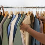 Des vêtements de seconde main offerts gratuitement aux étudiants dans cette boutique parisienne