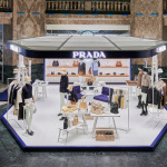 Voyagez sans quitter Paris avec le pop-up Prada et son ambiance maritime aux Galeries Lafayette Champs-Elysées.