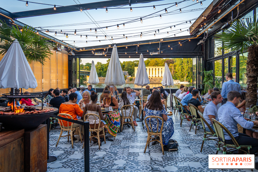 Le restaurant - terrasse Quai Ouest en mode estivale avec ses Dîners Braséro