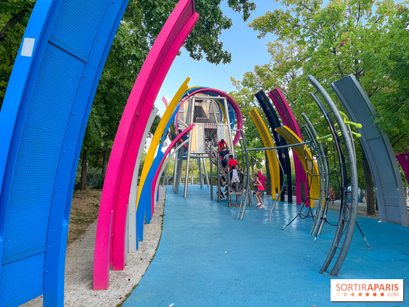 Le Jardin du Dragon, l'aire de jeux colorée au parc de la Villette