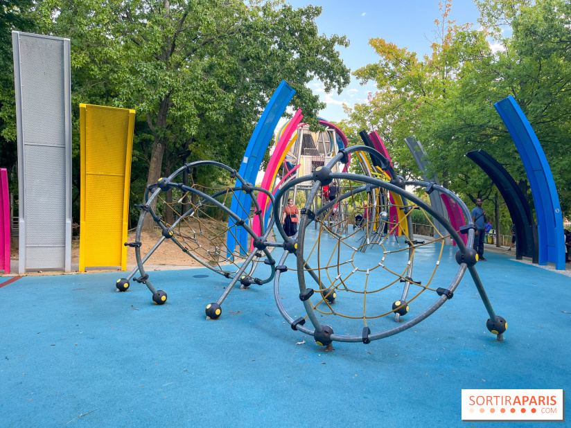 Le Jardin du Dragon, l'aire de jeux colorée au parc de la Villette