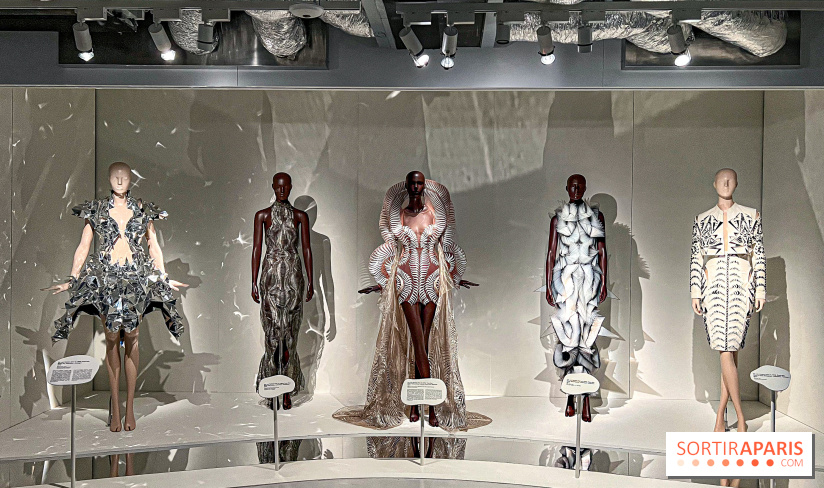 L’exposition retrospective de la créatrice de mode Iris Van Herpen au Musée des Arts Décoratifs
