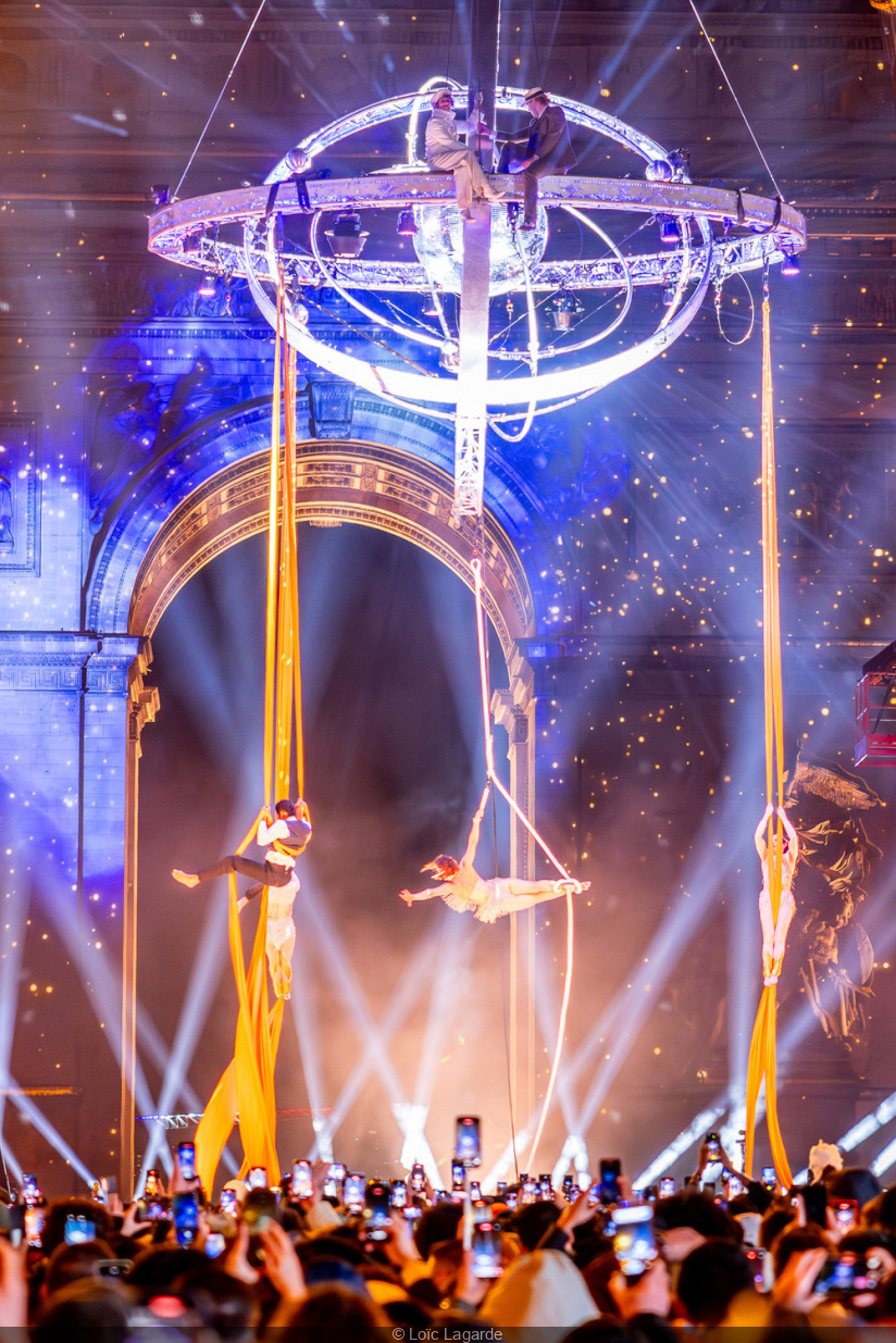 Spectacle du Nouvel An sur l'Arc de Triomphe des Champs-Elysées 2024 - 3R2A3575 Avec accentuation Bruit 2