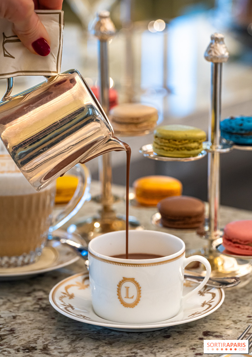 Le tea time du Bar à desserts de Ladurée Champs-Elysées -  A7C2247