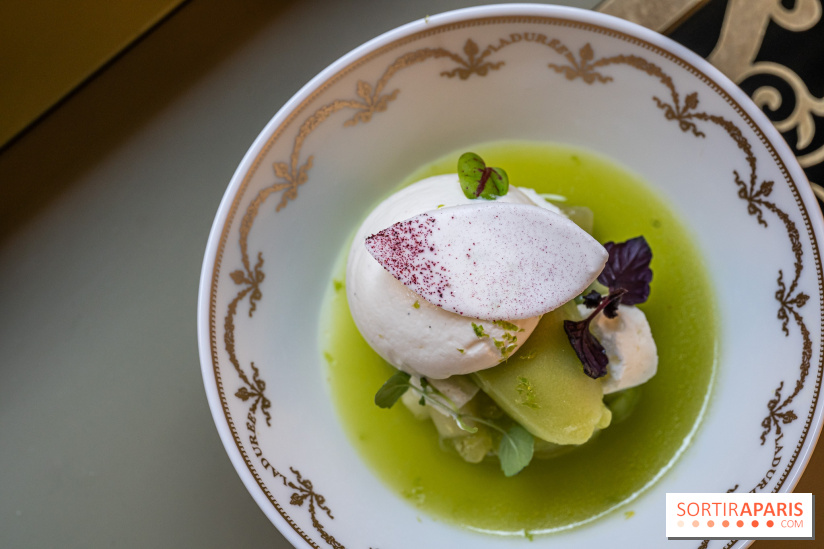 Le tea time du Bar à desserts de Ladurée Champs-Elysées -  A7C2322