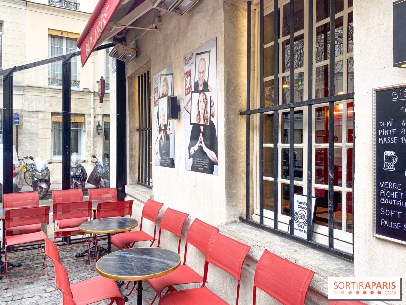 Le Double-Fond : un café-théâtre de magie emblématique dans le Marais